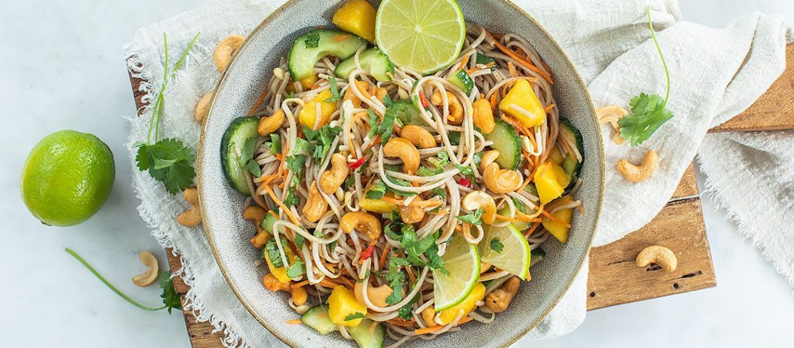 Kom met Thaise noedelsalade met mango